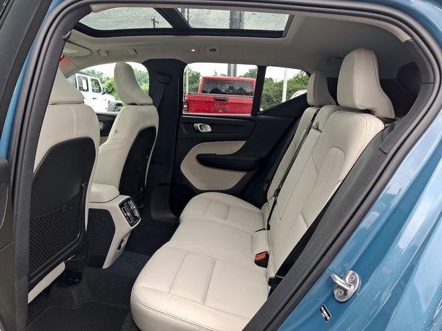 2025 Volvo XC40 B5 AWD Ultra Dark Theme