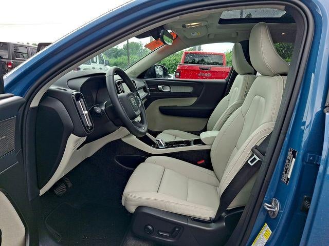 2025 Volvo XC40 B5 AWD Ultra Dark Theme