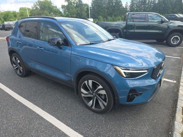 2025 Volvo XC40 B5 AWD Ultra Dark Theme