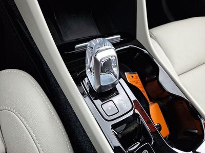 2025 Volvo XC40 B5 AWD Ultra Dark Theme