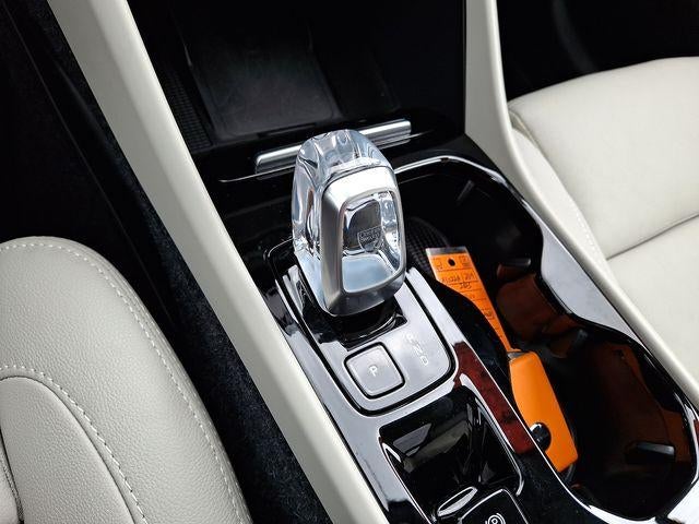 2025 Volvo XC40 B5 AWD Ultra Dark Theme