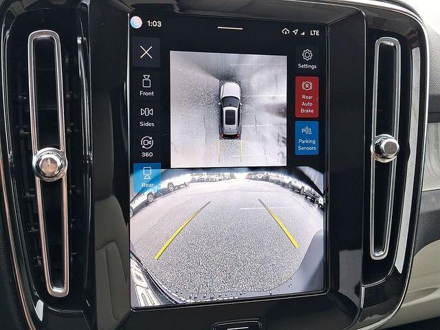 2025 Volvo XC40 B5 AWD Ultra Dark Theme
