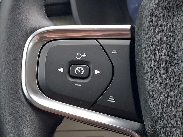 2025 Volvo XC40 B5 AWD Ultra Dark Theme