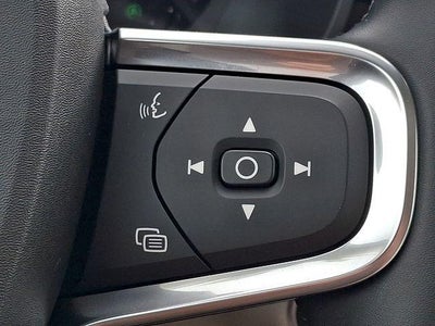 2025 Volvo XC40 B5 AWD Ultra Dark Theme
