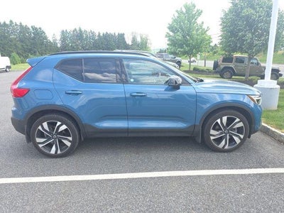 2025 Volvo XC40 B5 AWD Ultra Dark Theme