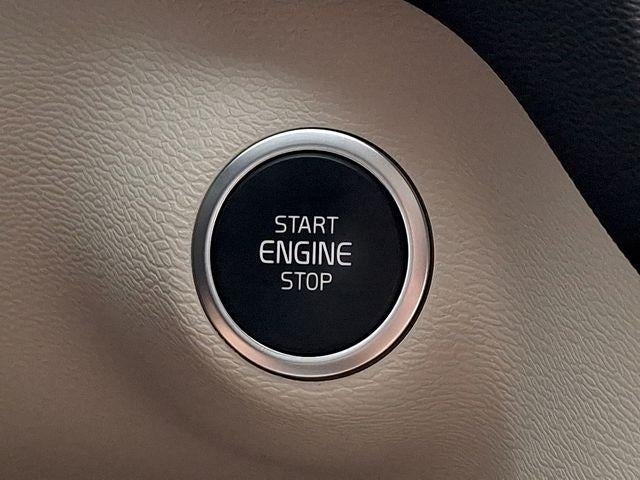 2025 Volvo XC40 B5 AWD Ultra Dark Theme