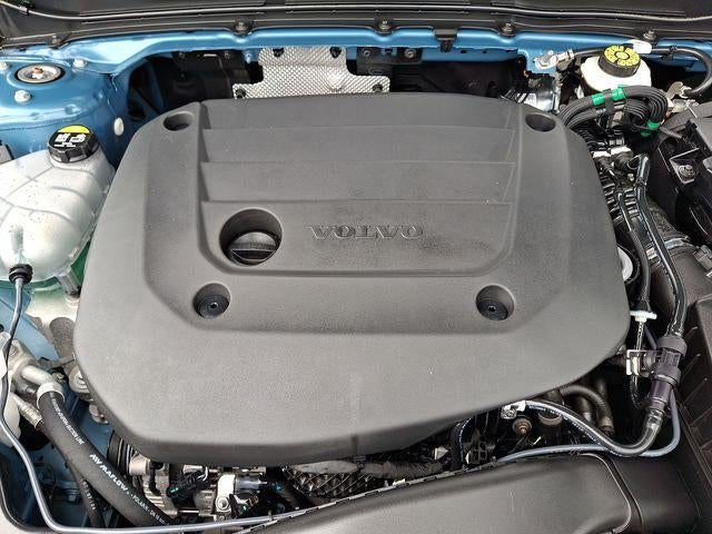 2025 Volvo XC40 B5 AWD Ultra Dark Theme