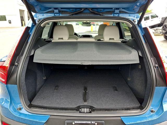 2025 Volvo XC40 B5 AWD Ultra Dark Theme
