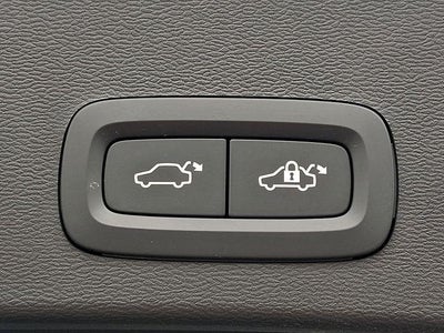 2025 Volvo XC40 B5 AWD Ultra Dark Theme