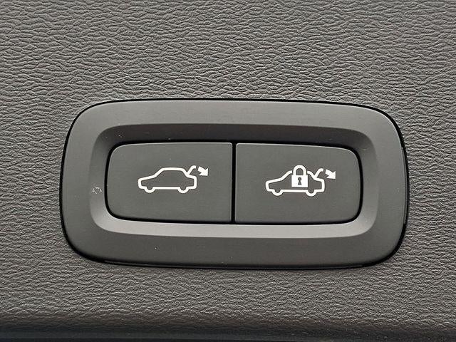 2025 Volvo XC40 B5 AWD Ultra Dark Theme
