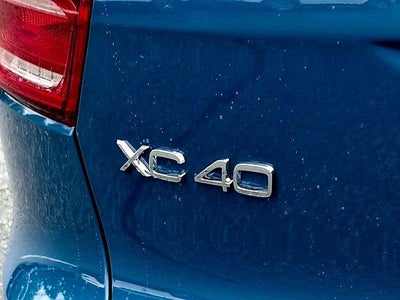 2025 Volvo XC40 B5 AWD Ultra Dark Theme