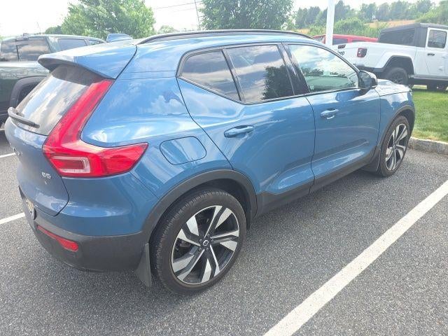2025 Volvo XC40 B5 AWD Ultra Dark Theme