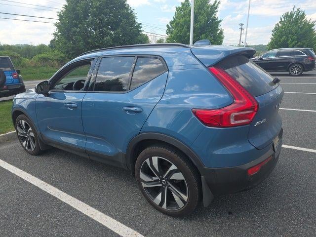 2025 Volvo XC40 B5 AWD Ultra Dark Theme