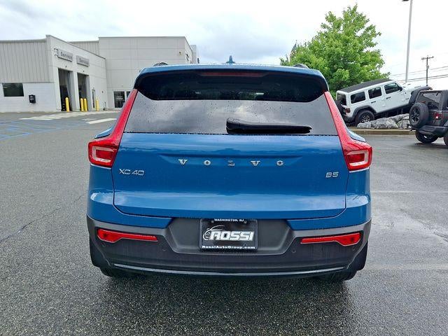2025 Volvo XC40 B5 AWD Ultra Dark Theme