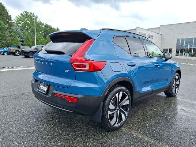 2025 Volvo XC40 B5 AWD Ultra Dark Theme