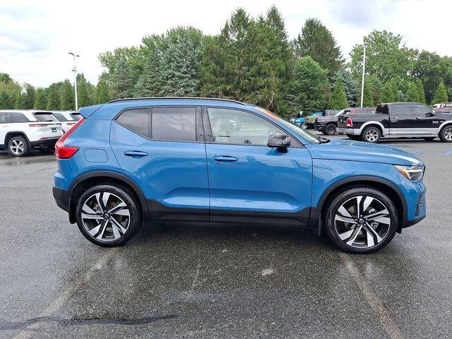 2025 Volvo XC40 B5 AWD Ultra Dark Theme