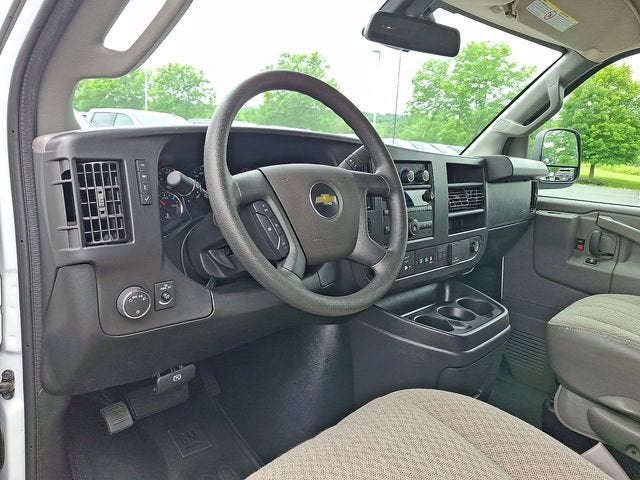 2025 Chevrolet Express Passenger 1LT