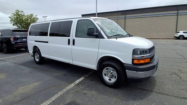 2025 Chevrolet Express Passenger 1LT