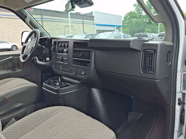 2025 Chevrolet Express Passenger 1LT