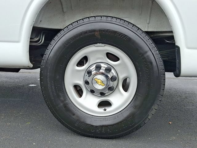 2025 Chevrolet Express Passenger 1LT